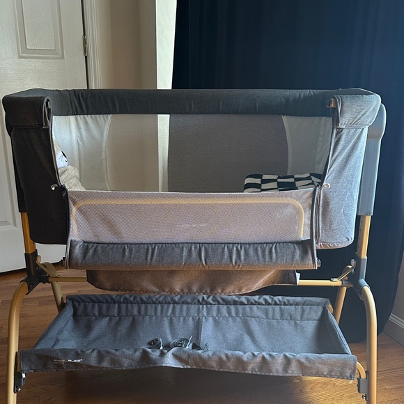 Angelbliss Rocking Bassinet - Picture 2 of 3